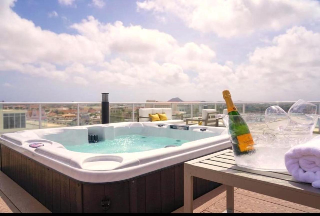 Stylish Luxury Condo, Central Location, Ocean View, Pool, Gym Ораньестад Экстерьер фото
